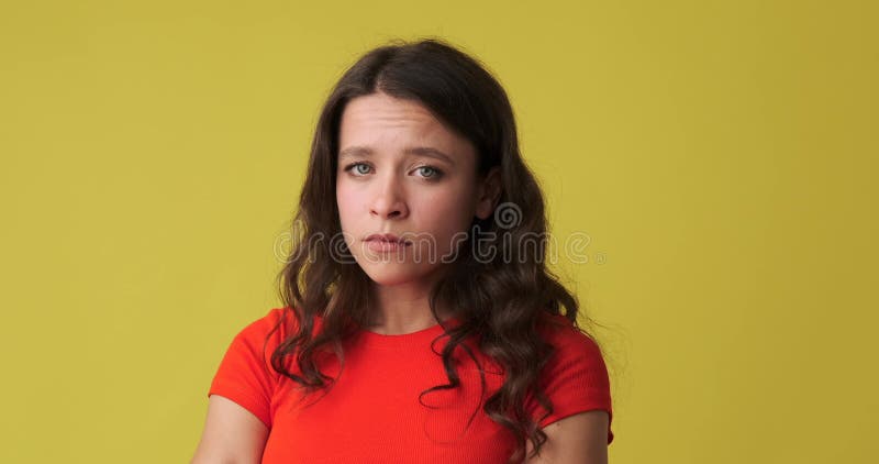 Impaciente mujer esperando sobre fondo amarillo