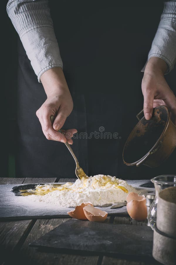 Impasti la pasta dalle mani femminili fotografie stock Impasti la pasta dalle mani femminili fotografie stock