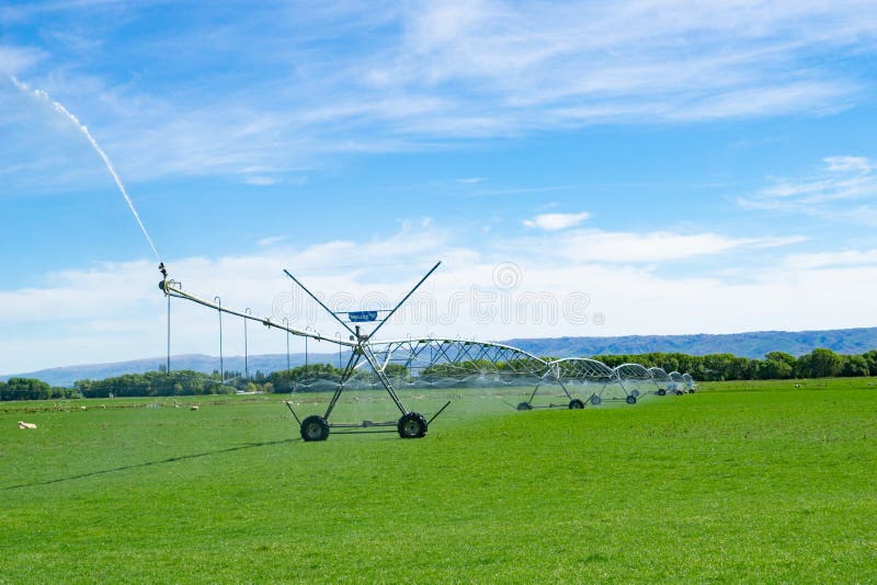 Impianto di irrigazione che corre su un'azienda agricola in Otago centrale fotografia stock libera da diritti Impianto di irrigazione che corre su un'azienda agricola in Otago centrale fotografia stock libera da diritti