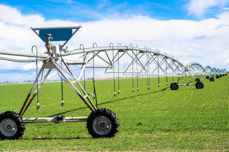 Impianto di irrigazione del campo di agricoltura fotografie stock Impianto di irrigazione del campo di agricoltura fotografie stock