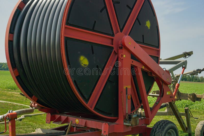 Impianto di irrigazione a goccia di bobina su terreni agricoli immagini stock