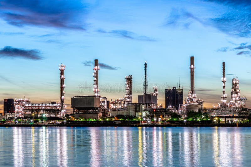Impianto di raffinazione del petrolio e del gas con illuminazione di brillantante e tramonto del mattino, fotografia stock libera da diritti Impianto di raffinazione del petrolio e del gas con illuminazione di brillantante e tramonto del mattino, fotografia stock libera da diritti