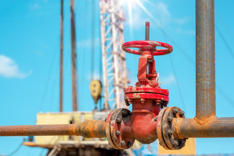 Impianto di trattamento di petrolio e gas con valvole per tubi Zona industriale, oleodotti e valvole cielo Valvole per oleodotti immagini stock Impianto di trattamento di petrolio e gas con valvole per tubi Zona industriale, oleodotti e valvole cielo Valvole per oleodotti immagini stock