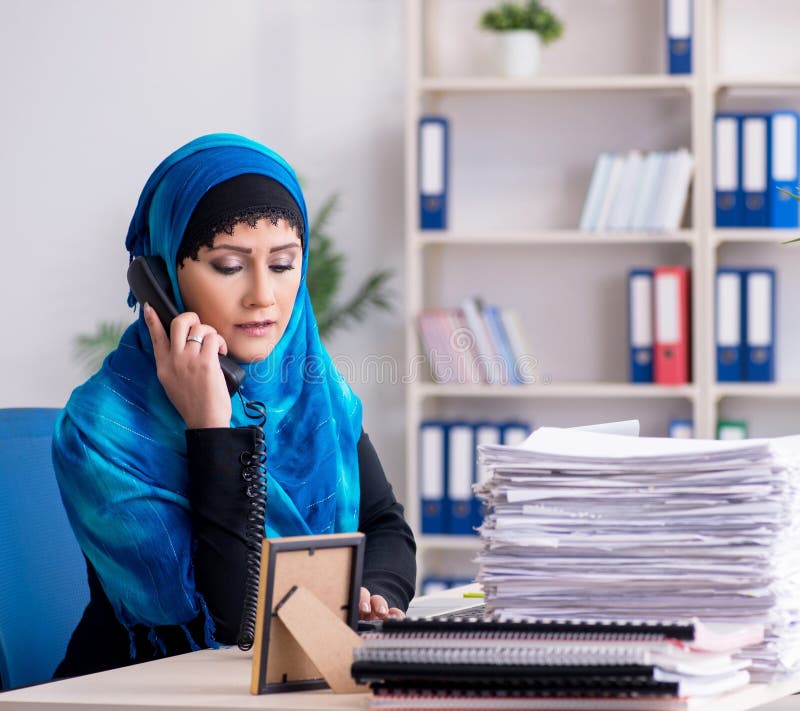 Impiegata donna nello hijab che lavora in ufficio fotografie stock