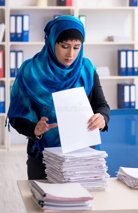 Impiegata donna nello hijab che lavora in ufficio fotografia stock