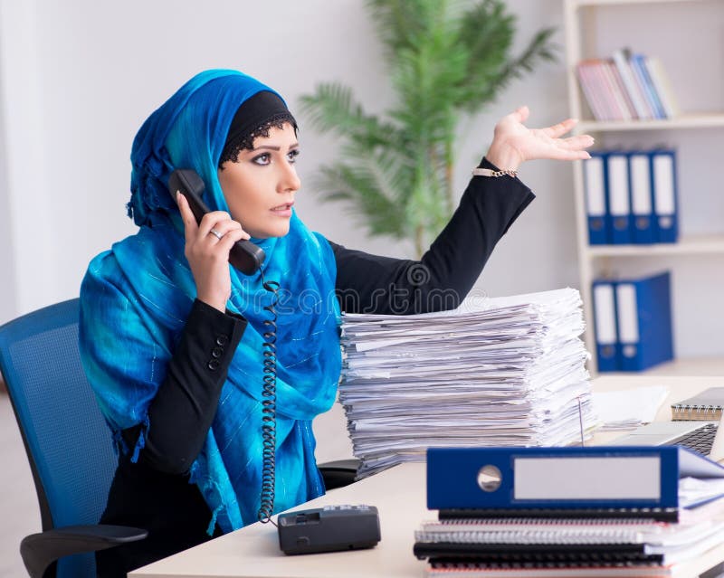 Impiegata donna nello hijab che lavora in ufficio immagine stock