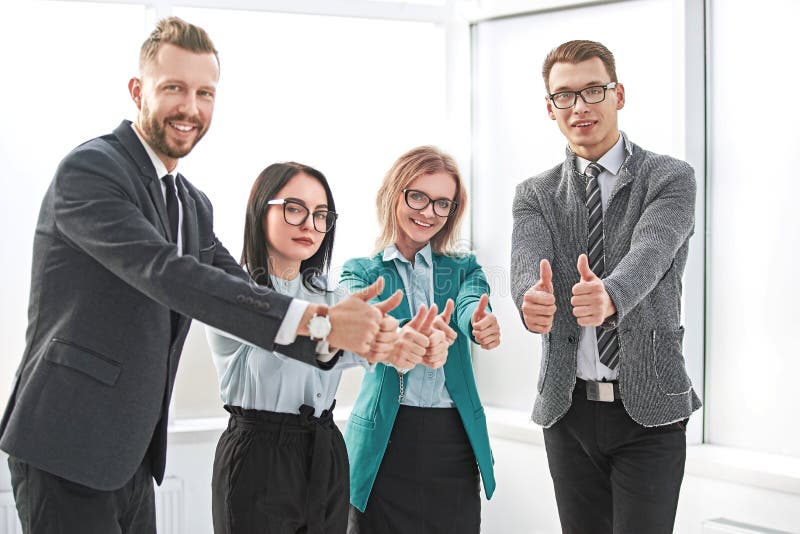 Impiegati professionisti della societ? che mostra i pollici su fotografia stock Impiegati professionisti della societ? che mostra i pollici su fotografia stock