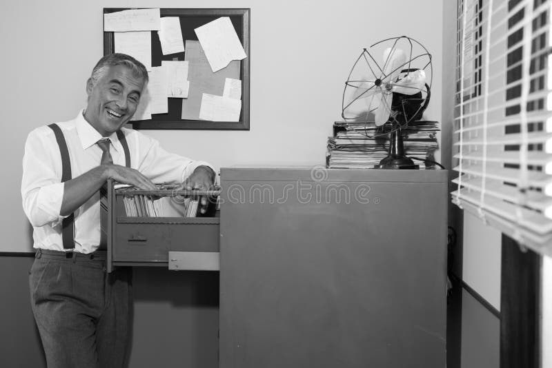 Impiegato di concetto sorridente che cerca un archivio immagini stock libere da diritti Impiegato di concetto sorridente che cerca un archivio immagini stock libere da diritti