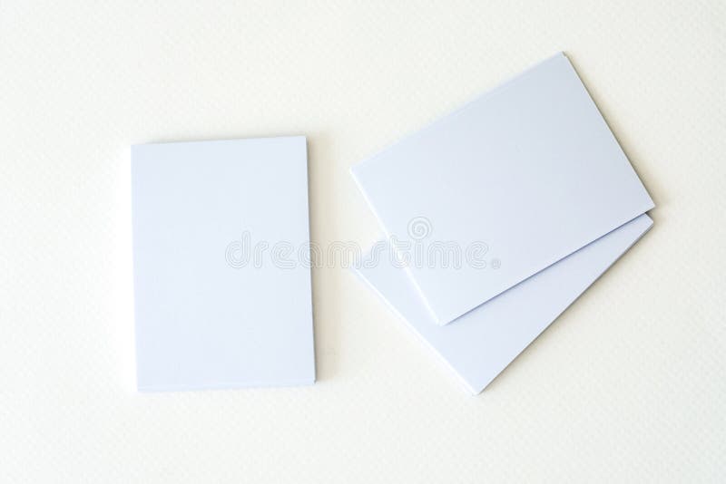 Impilamento del biglietto da visita bianco vuoto del modello su un Libro Bianco b immagine stock libera da diritti Impilamento del biglietto da visita bianco vuoto del modello su un Libro Bianco b immagine stock libera da diritti