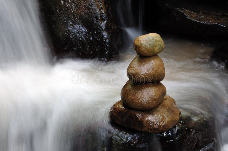Impilato delle pietre e della cascata di zen fotografia stock Impilato delle pietre e della cascata di zen fotografia stock