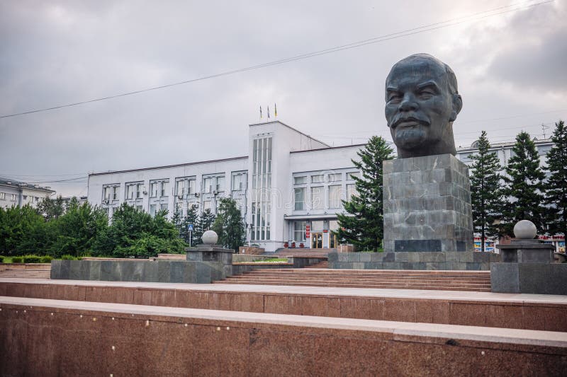 Imponiendo un busto de relojes lenin sobre la capital de ulan ude buryatias mostrando el legado soviético en la rusia moderna imagenes de archivo