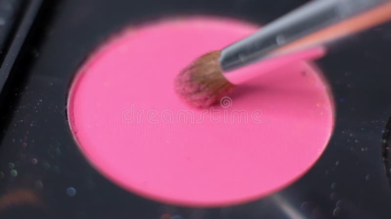 Imposta set di tavolozze e pennello Sfondo della tavolozza di rinforzo per ombre multicolori, primo piano Colorante brillante archivi video