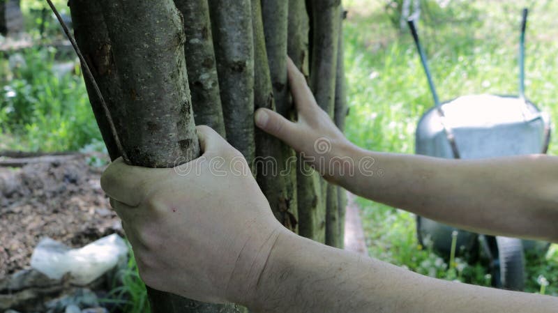 Impostazione manuale della recinzione di log Village immagine stock libera da diritti