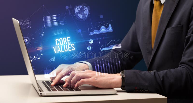 Imprenditore che lavora al concetto di business dei notebook. L'uomo d'affari che lavora sul computer portatile con valori fondamentali include il nuovo concetto di business