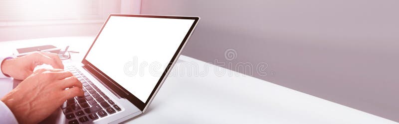 Imprenditore che lavora su computer portatile immagine stock libera da diritti