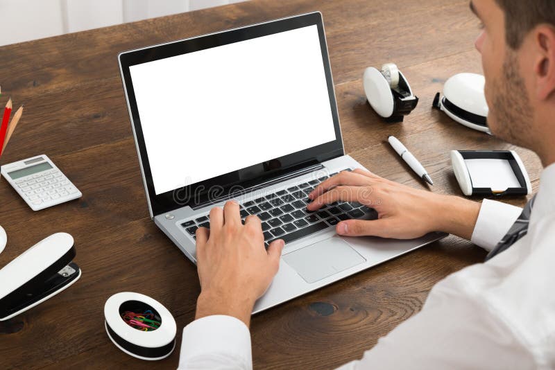 Imprenditore che lavora su un notebook con schermo vuoto immagine stock