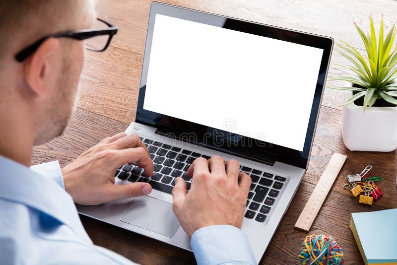 Imprenditore che utilizza un laptop immagine stock