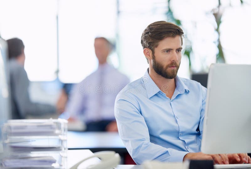 Imprenditore di ufficio e digitando al computer per l'aggiornamento della pagina e-mail e le informazioni online. web designer di fotografia stock libera da diritti