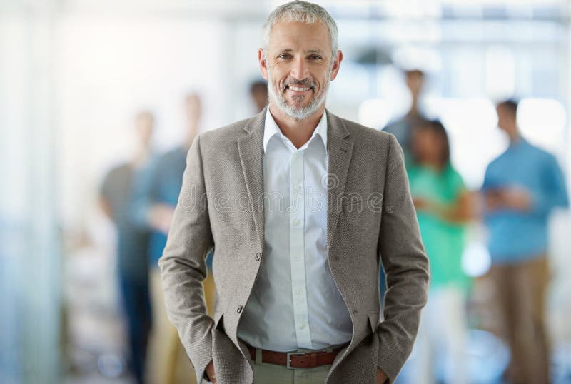 Imprenditore maturo e felice ritratto da ufficio o sicuro di sé e sorridi per agenzie creative o luoghi di lavoro. Lavoratore fotografia stock