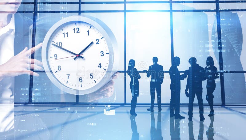 Imprenditori con orologio in ufficio fotografia stock libera da diritti