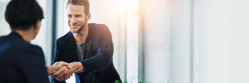 Imprenditori e stretta di mano con l'accordo sugli investimenti proposta di finanziamento riuscita o benvenuto. spazio fotografia stock