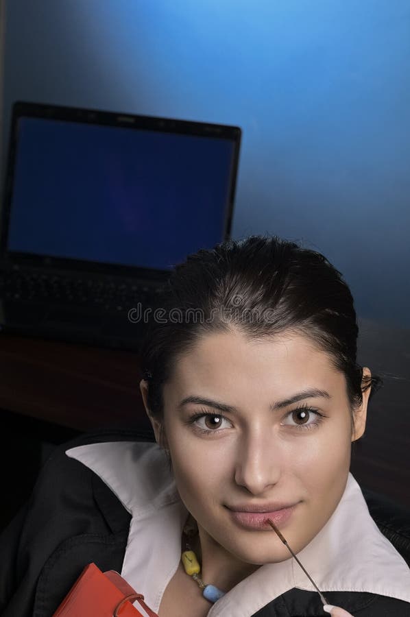 Imprenditrice che analizza i documenti in una posizione saggia immagine stock libera da diritti
