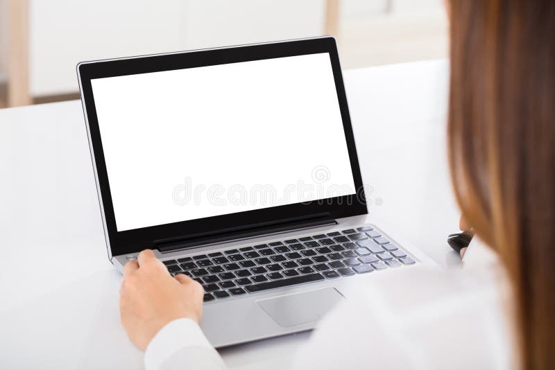 Imprenditrice che lavora sul computer portatile immagine stock libera da diritti