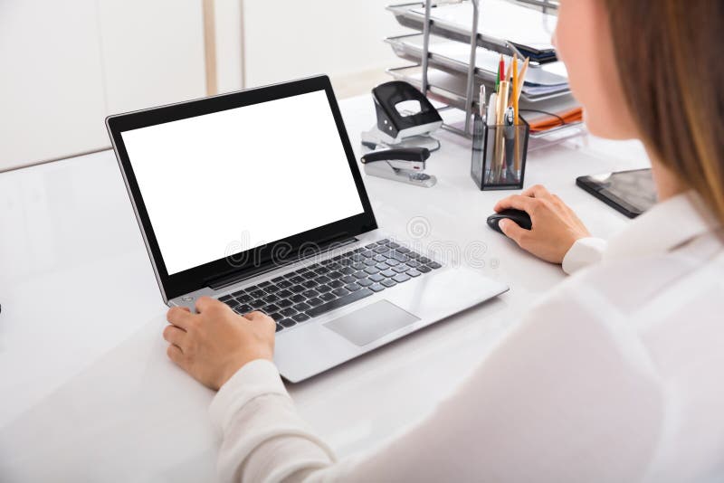 Imprenditrice che lavora sul computer portatile fotografie stock