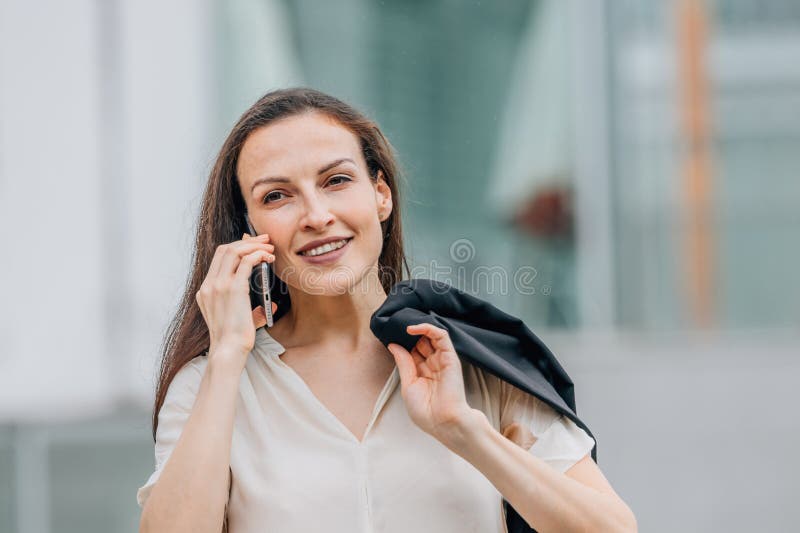 Donna d'affari con cellulare immagine stock libera da diritti