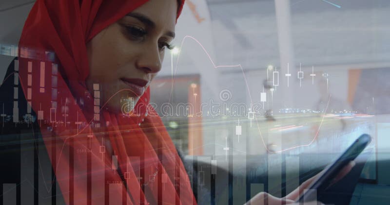 Imprenditrice in rosso hijab usando smartphone per analizzare i dati finanziari sullo schermo immagini stock