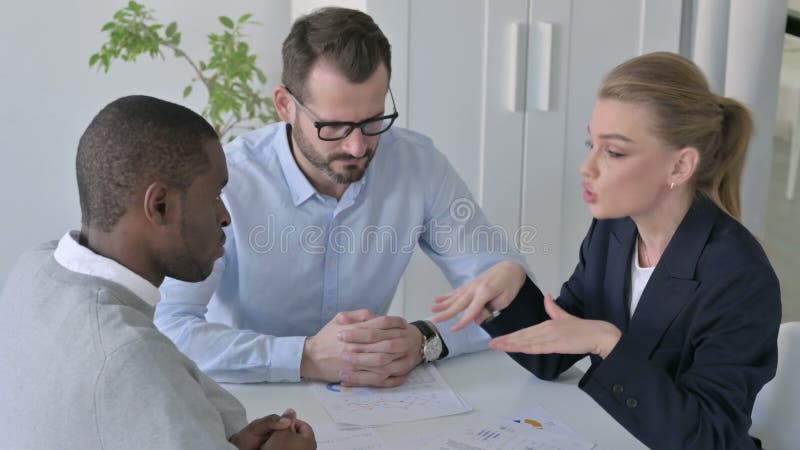 Imprenditrice sgrida i colleghi mentre discute di documenti