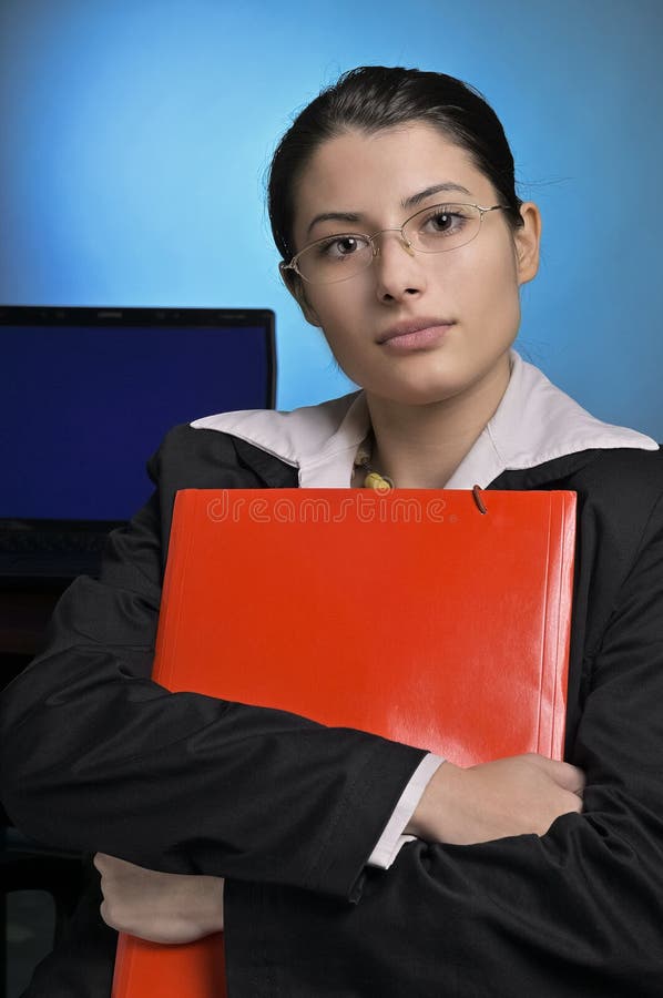 Imprenditrice sicura che tiene in mano una cartella rossa fotografia stock libera da diritti