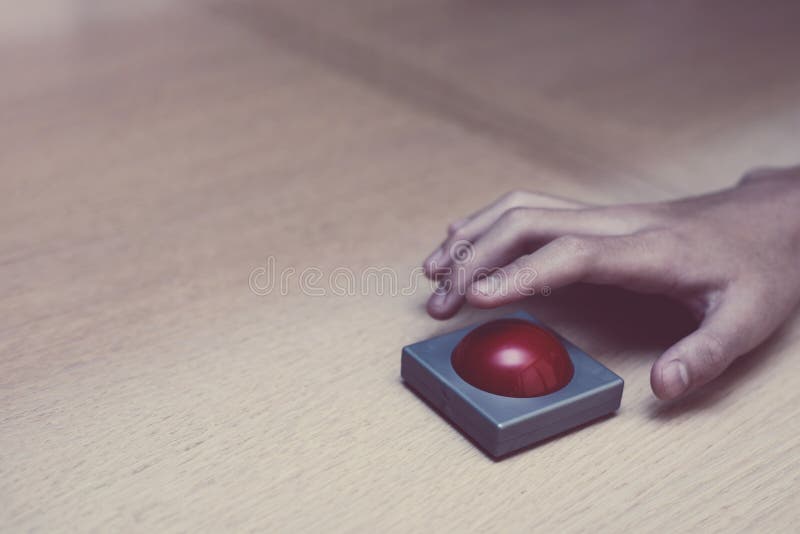 imprensa estendida dedo o botão vermelho na tabela de madeira imagens de stock imprensa estendida dedo o botão vermelho na tabela de madeira imagens de stock