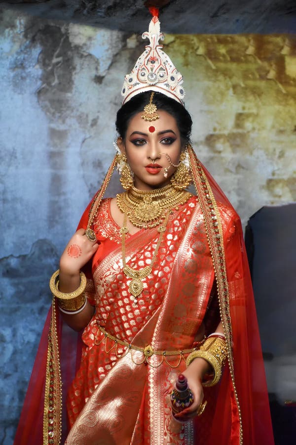 Impresionante Novia India Vestida Con Rojos Hindúes Rojos Ropa De Boda Tradicional Sari Bordado Con Joyas De Oro Y Sonrisas De Vel Foto de archivo editorial - Imagen de felicidad, novia: 202284863 Impresionante Novia India Vestida Con Rojos Hindúes Rojos Ropa De Boda Tradicional Sari Bordado Con Joyas De Oro Y Sonrisas De Vel Foto de archivo editorial - Imagen de felicidad, novia: 202284863