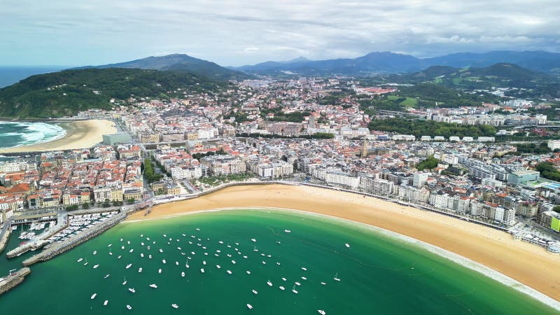 Impresionante vista aérea de una hermosa ciudad costera con una playa de arena y barcos almacen de video