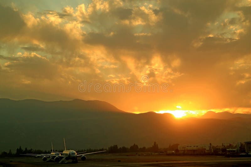 Impresionante vista del amanecer sobre las cordilleras con la pista del aeropuerto en primer plano imágenes de archivo libres de regalías Impresionante vista del amanecer sobre las cordilleras con la pista del aeropuerto en primer plano imágenes de archivo libres de regalías
