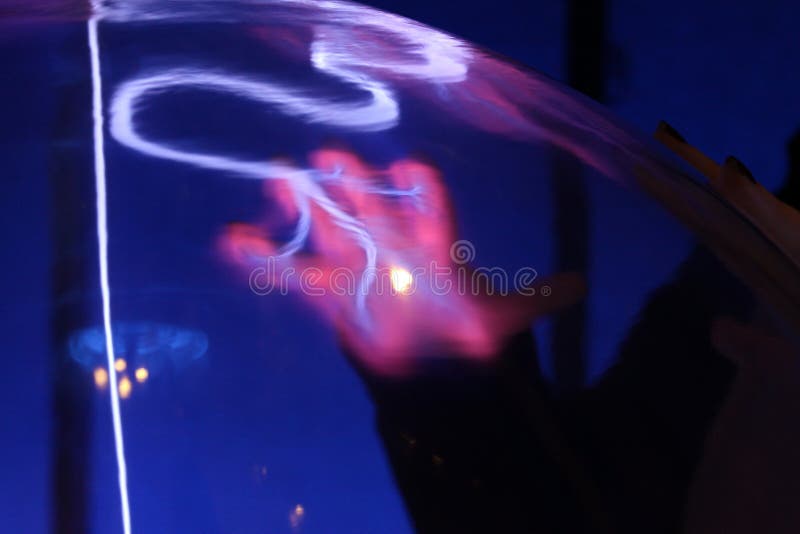Impresión de la mano en esfera del plasma foto de archivo Impresión de la mano en esfera del plasma foto de archivo