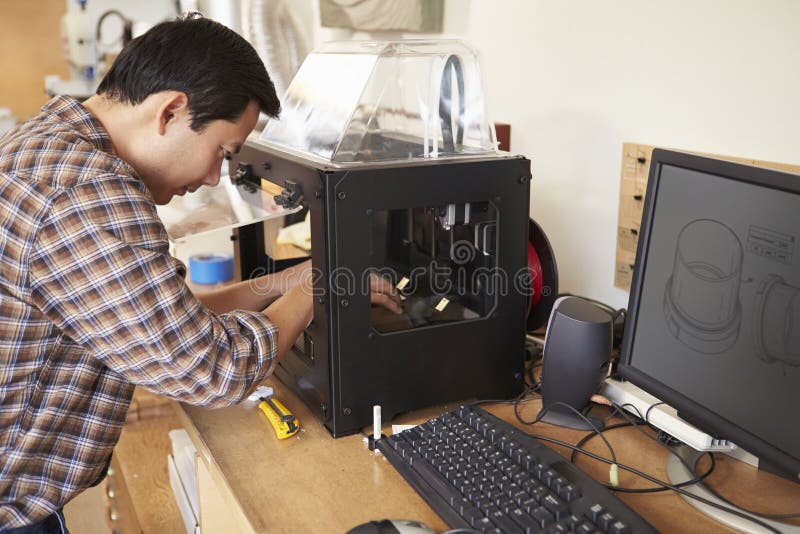 Impresora de sexo masculino In Office de Using 3D del arquitecto fotos de archivo Impresora de sexo masculino In Office de Using 3D del arquitecto fotos de archivo