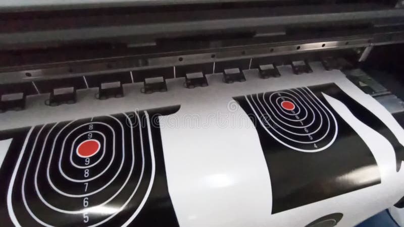 Impression au format large. imprimante à solvant imprime l'image de la cible pour autocollant banque de vidéos
