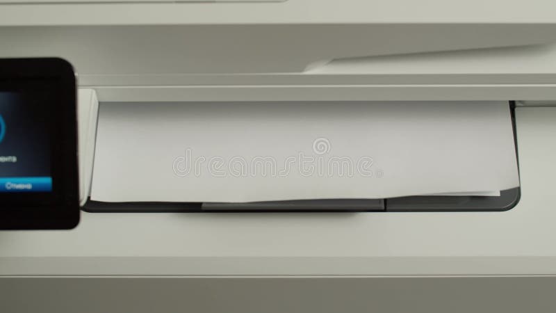 Impression de documents avec appareil laser au bureau vue rapprochée banque de vidéos