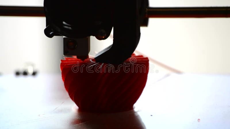 Impression sur une imprimante 3d moderne à partir d'un objet isolé en plastique chaud closeuseuse. banque de vidéos