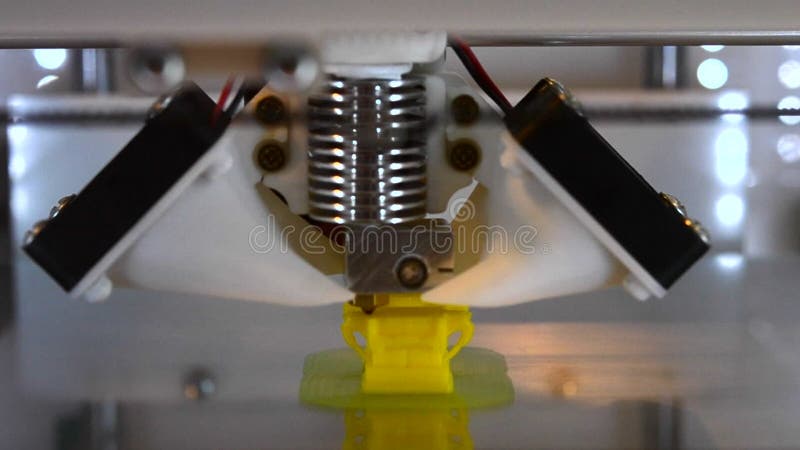 Impression sur une imprimante 3d moderne à partir d'un objet isolé en plastique chaud closeuseuse. banque de vidéos