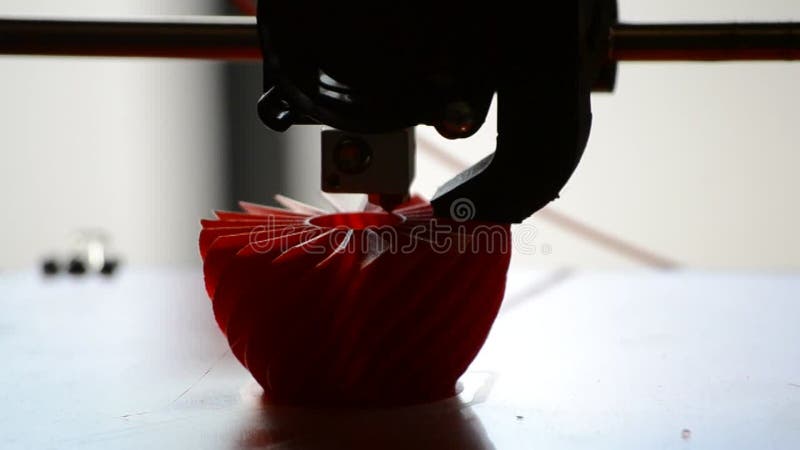 Impression sur une imprimante 3d moderne à partir d'un objet isolé en plastique chaud banque de vidéos