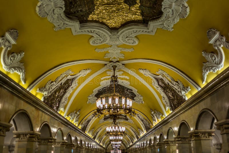 Метро комсомольская университет. Станция Суворовская Московского метрополитена. Комсомольская (станция метро, Кольцевая линия). Московский метрополитен станция Комсомольская. Станции «Суворовская» кольцевой линии.