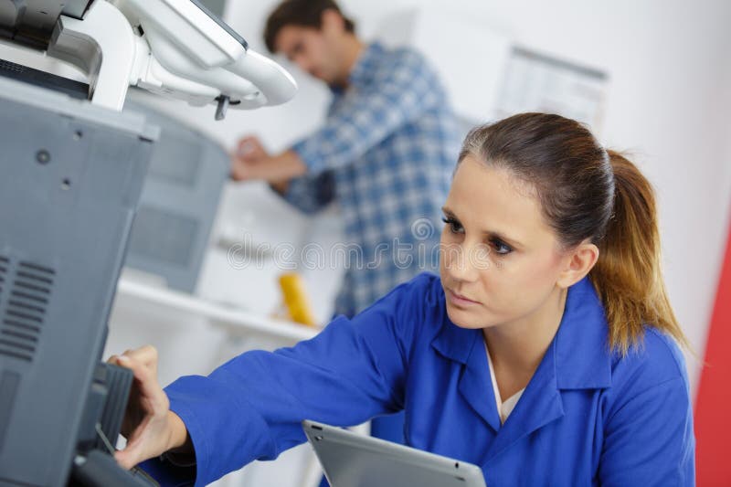 Impressora consertada por mulheres fotos de stock
