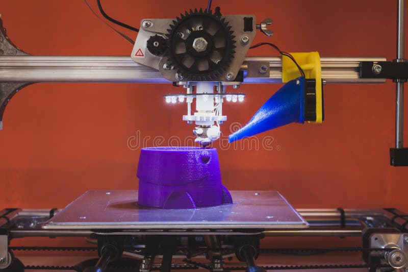 impressora 3d no espaço de Ventura Lambrate durante a semana de Milan Design fotos de stock impressora 3d no espaço de Ventura Lambrate durante a semana de Milan Design fotos de stock
