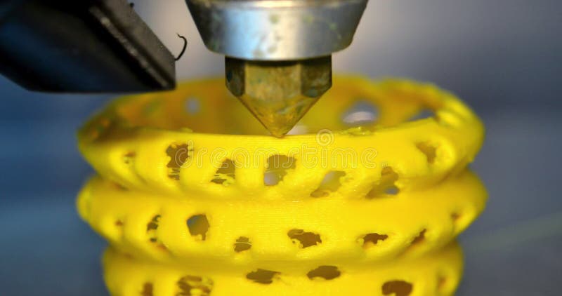 Imprimante 3d impression d'objets jaune forme gros plan. technique moderne banque de vidéos