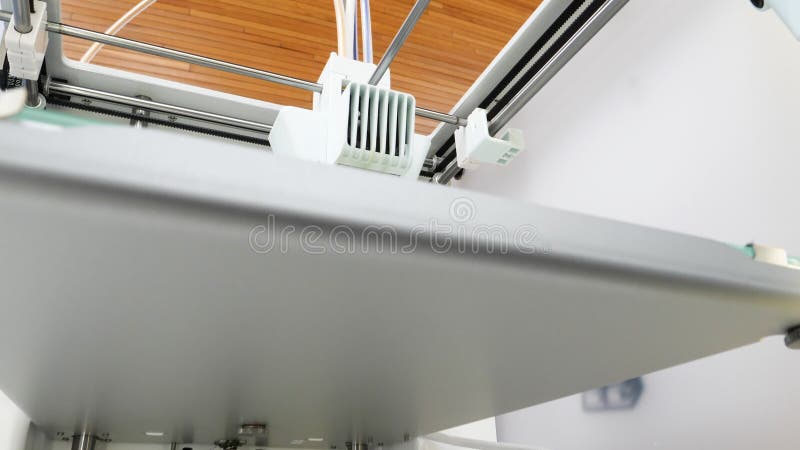 Imprimante 3d moderne pr? parant pour imprimer le nouvel objet en plastique banque de vidéos
