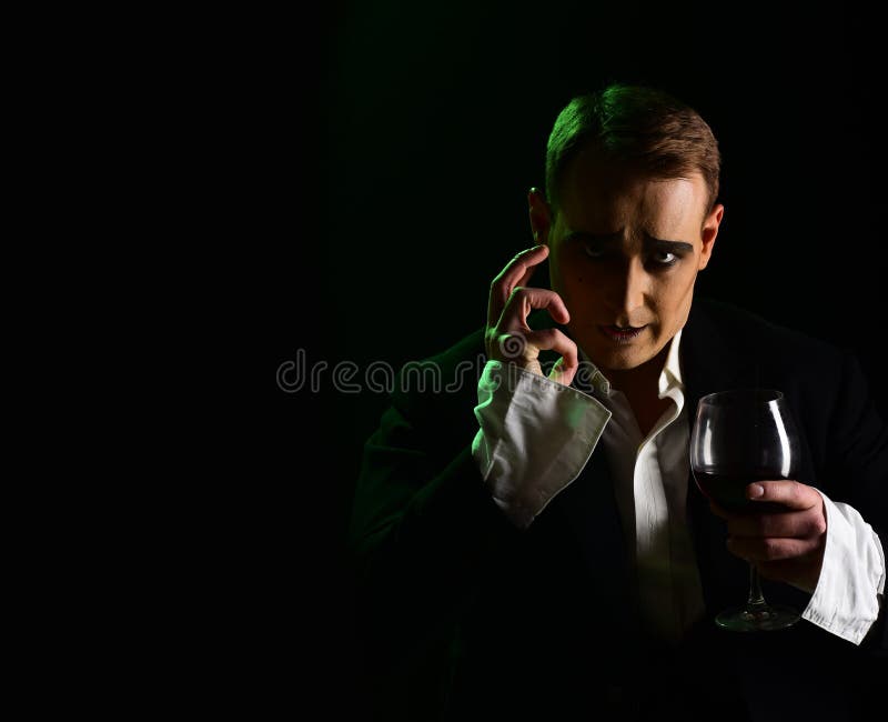improvising El hombre del cómico con imita la copa de vino del control del maquillaje El imitar del actor del teatro del drama Ar foto de archivo libre de regalías improvising El hombre del cómico con imita la copa de vino del control del maquillaje El imitar del actor del teatro del drama Ar foto de archivo libre de regalías