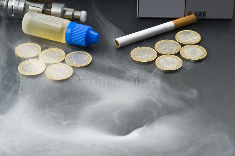 Impuesto sobre los líquidos de cigarrillos electrónicos imágenes de archivo libres de regalías Impuesto sobre los líquidos de cigarrillos electrónicos imágenes de archivo libres de regalías